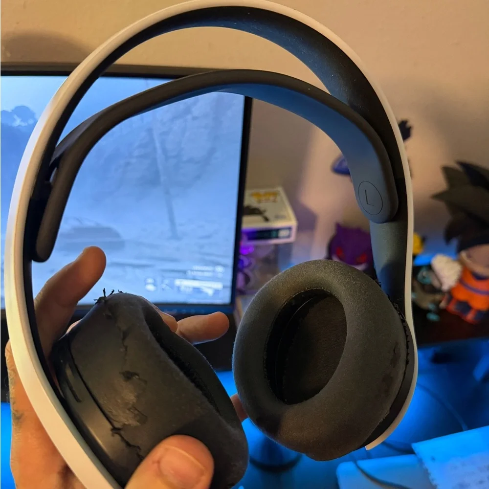 Sony Over-Ear Headphones in White and Black - Picture 2 of 4